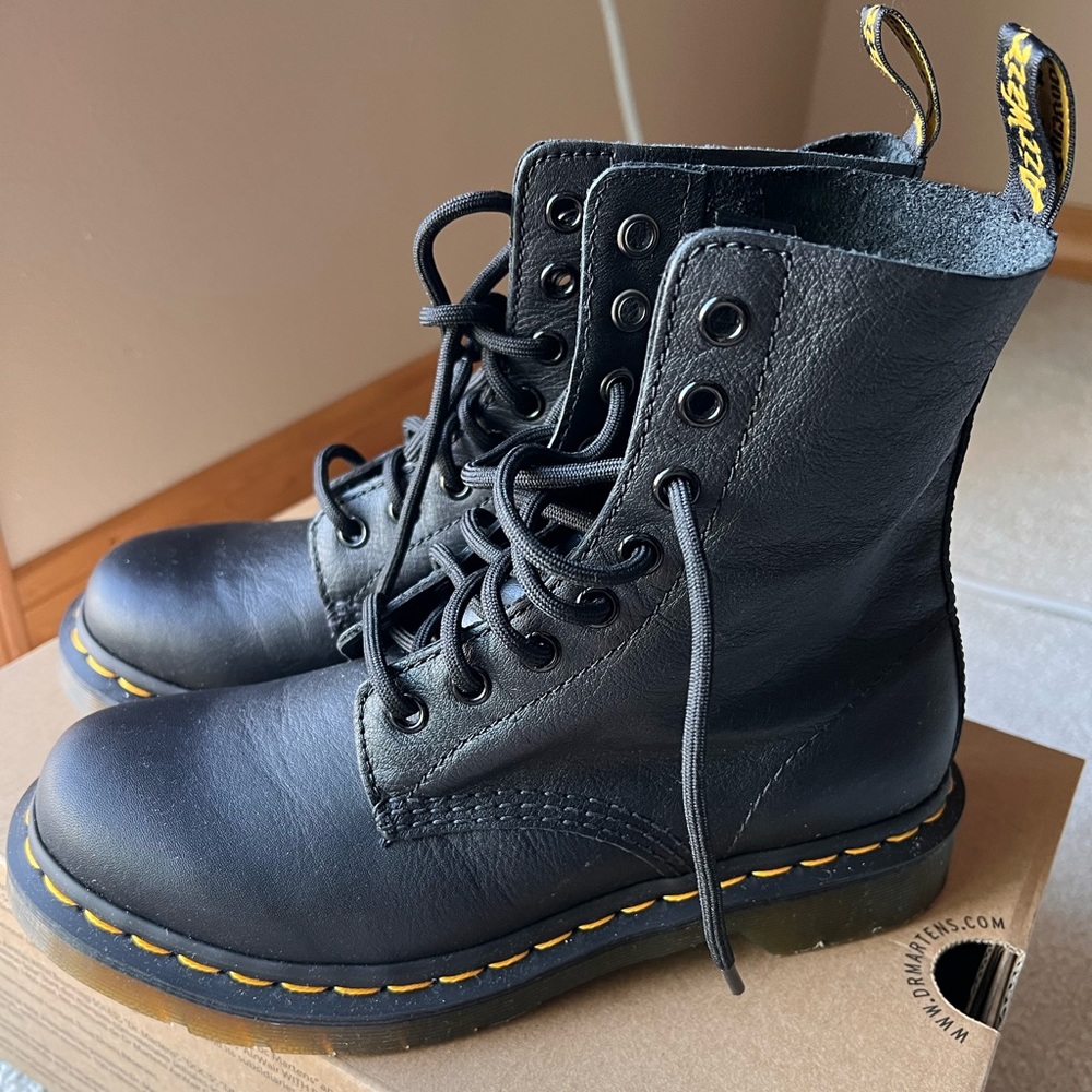 Dr. Martens Pascal Virginia 8-Eye Combat Boot